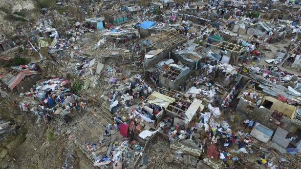 Luftaufnahme einer zerstörten Stadt nach einer Naturkatastrophe.
