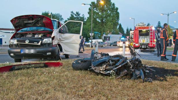 Ein Unfall mit einem VW-Bus und einem Motorrad, bei dem die Feuerwehr vor Ort ist.