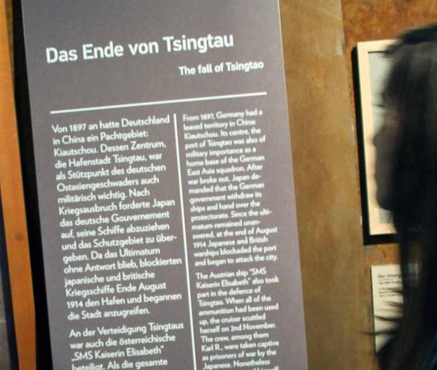 Eine Tafel beschreibt die Geschichte von Tsingtau, einer ehemaligen deutschen Kolonie in China.