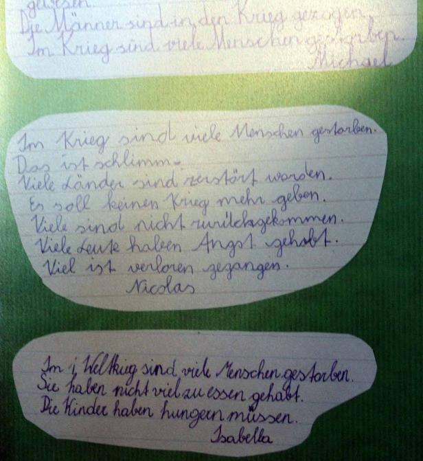 Auf dem Bild sind handgeschriebene Zitate über den Krieg auf Zetteln zu sehen.