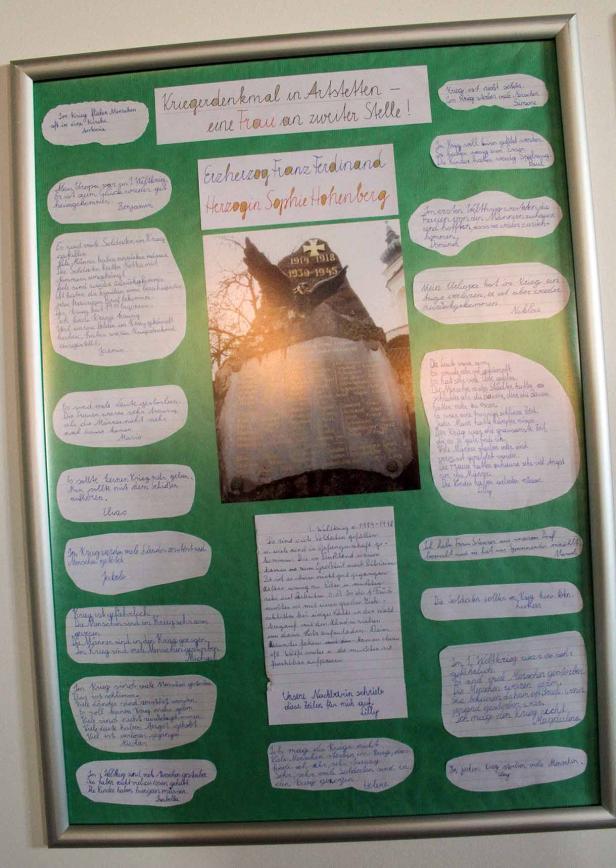 Eine Tafel mit Informationen und Zitaten zum Thema Krieg und Kriegerdenkmäler.