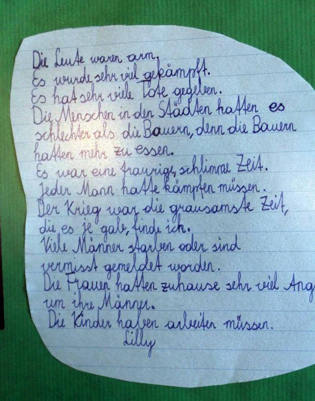 Ein handgeschriebener Text auf einem Blatt Papier, der die Not und den Krieg aus der Perspektive eines Kindes beschreibt.