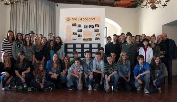Eine Gruppe von Schülern der NMS-Loosdorf posiert für ein Gruppenfoto.