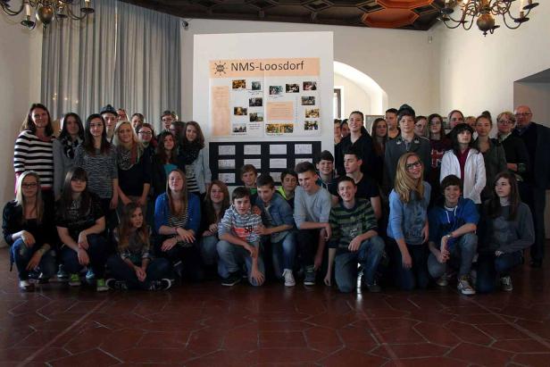 Eine Gruppe von Schülern der NMS-Loosdorf posiert für ein Gruppenfoto.