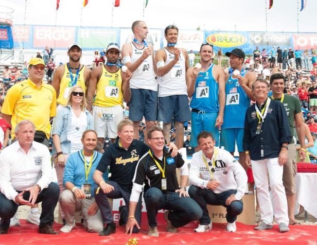 Beachvolleyball-Teams posieren mit ihren Medaillen auf dem Siegerpodest.