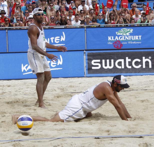 Zwei Beachvolleyballspieler bei einem Spiel in Klagenfurt.