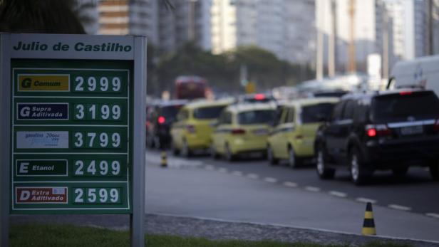Eine Preistafel für Kraftstoffe an einer Tankstelle in Rio de Janeiro.