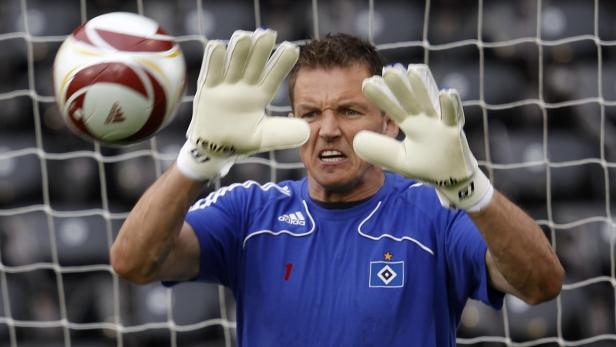 Ein Torwart des Hamburger SV versucht, einen Ball abzuwehren.