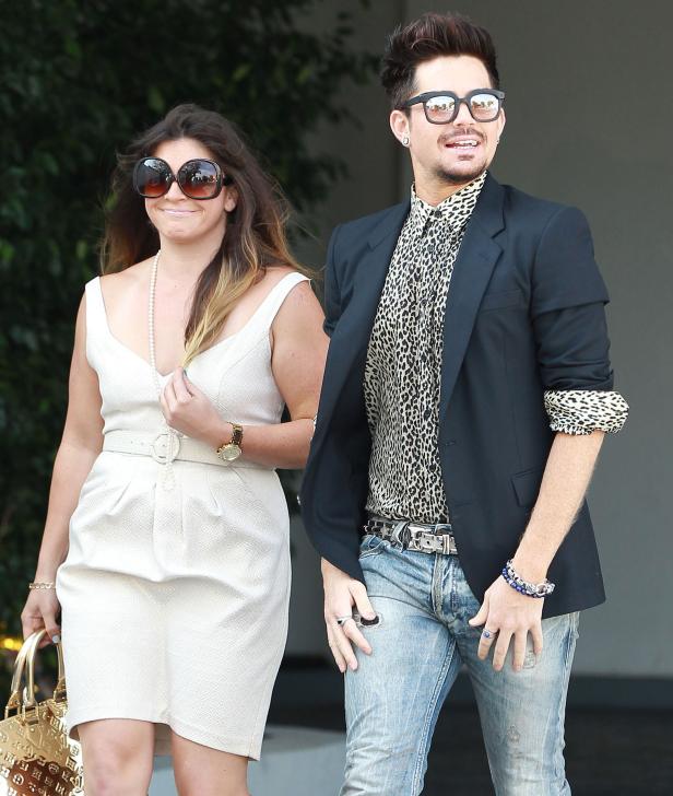 Adam Lambert mit einer Begleiterin, beide mit Sonnenbrillen, unterwegs.