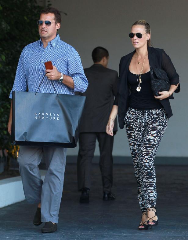 Ein Mann mit einer Einkaufstasche von Barneys New York und eine Frau mit Sonnenbrille gehen zusammen.