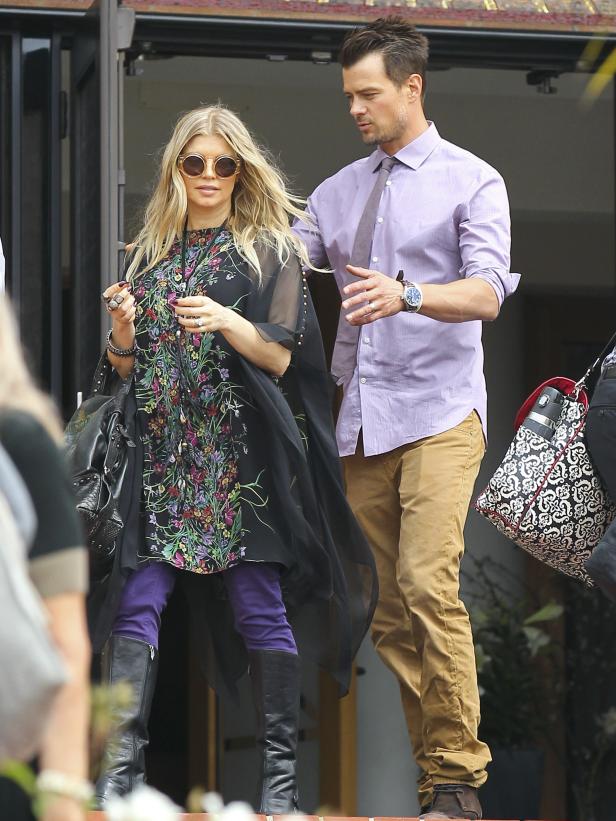 Fergie und Josh Duhamel verlassen gemeinsam ein Gebäude.
