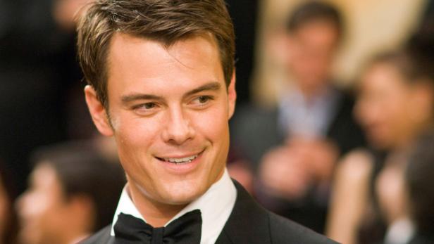 Porträt von Josh Duhamel mit Fliege und Smoking.