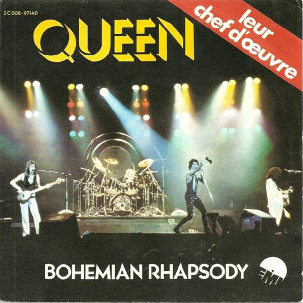 Das Cover der Single „Bohemian Rhapsody“ von Queen zeigt die Band auf der Bühne.
