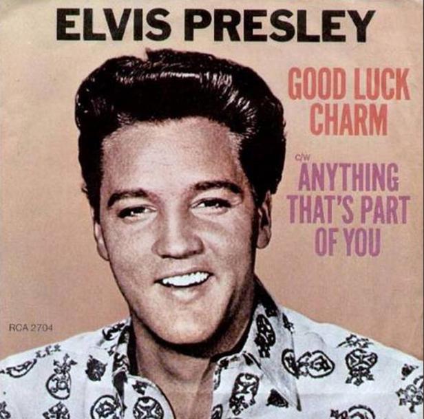 Das Cover von Elvis Presleys Single „Good Luck Charm“ mit einem Porträt des Sängers.
