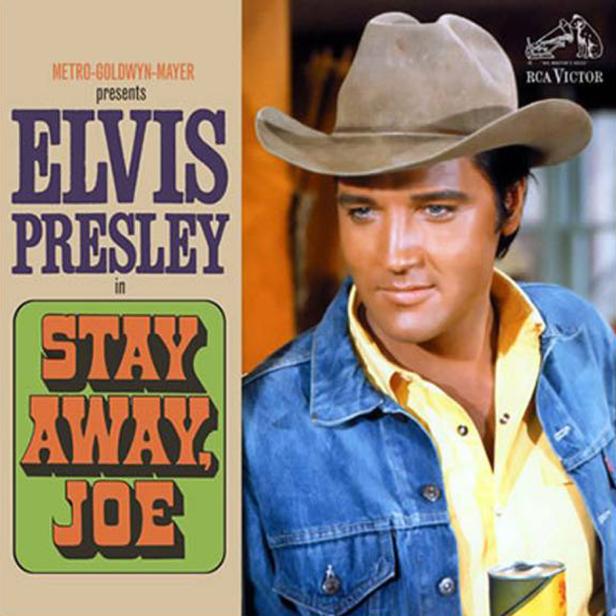 Das Filmplakat für „Stay Away, Joe“ mit Elvis Presley in Cowboykleidung.