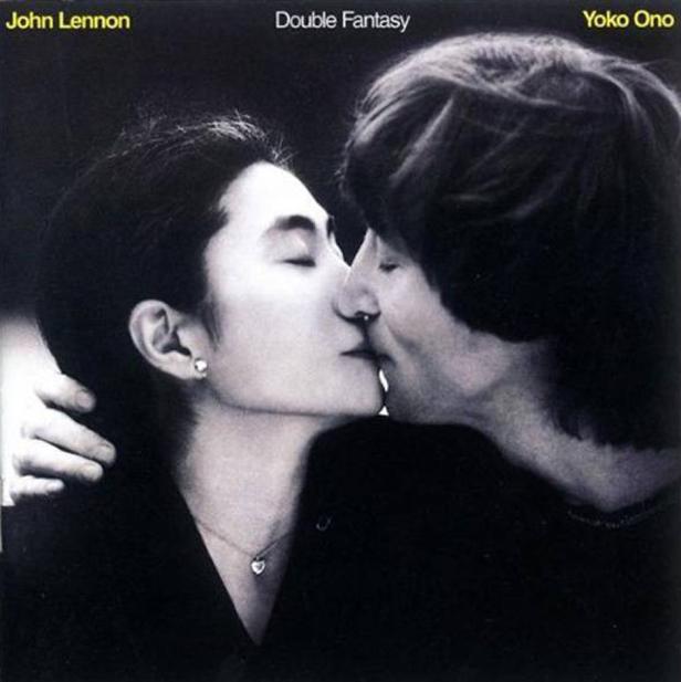Das Cover des Albums „Double Fantasy“ zeigt John Lennon und Yoko Ono, die sich küssen.