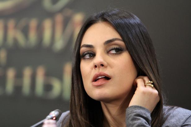 Mila Kunis bei einer Veranstaltung mit einem goldenen Ring.