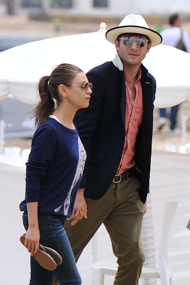 Mila Kunis und Ashton Kutcher spazieren Hand in Hand.