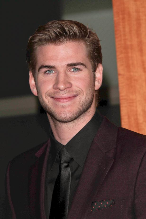 Porträt von Liam Hemsworth in einem dunklen Anzug.