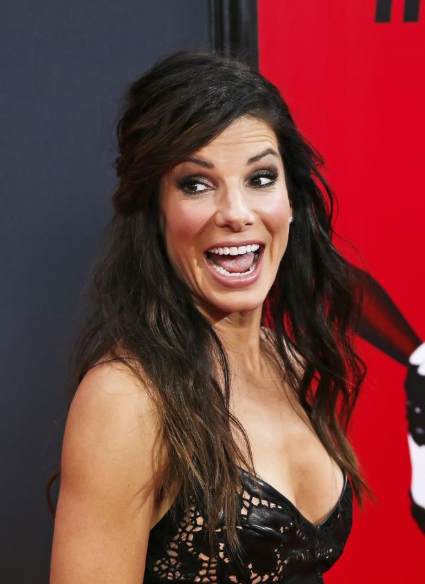 Sandra Bullock lächelt auf einem roten Teppich.