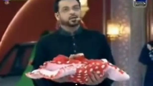 Showmaster Aamir Liaquat mit dem Hauptpreis