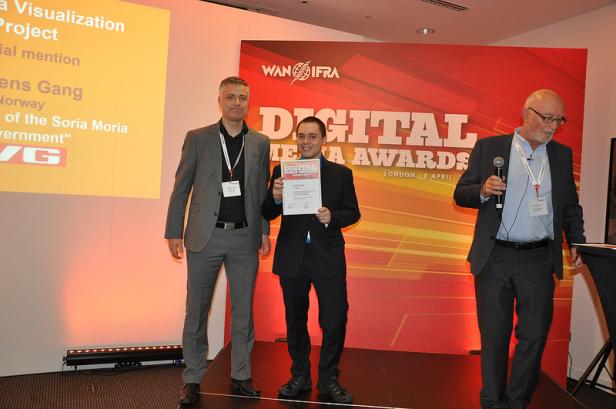 Drei Männer stehen auf einer Bühne bei den Digital Media Awards.
