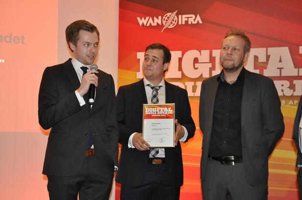 Drei Männer stehen auf einer Bühne bei der Verleihung der Digital Media Awards Europe 2016.