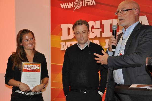 Eine Frau hält eine Auszeichnung bei der Preisverleihung der Digital Media Awards Europe 2011.