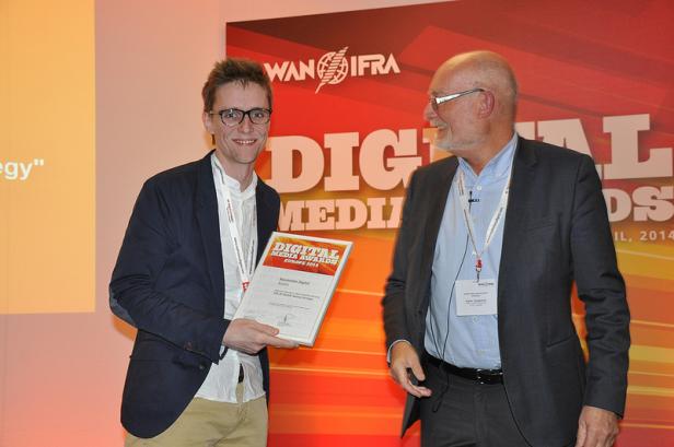 Ein junger Mann nimmt eine Auszeichnung bei den Digital Media Awards entgegen.