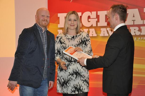 Eine Frau erhält eine Auszeichnung bei den Digital Media Awards.