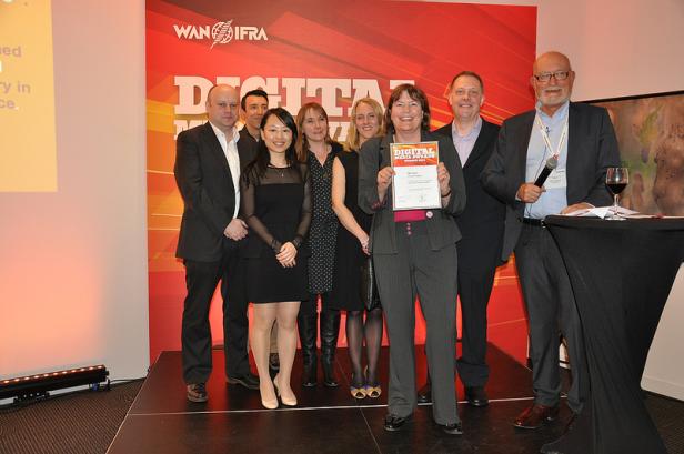 Eine Gruppe von Personen posiert mit einer Urkunde bei den Digital Media Awards.