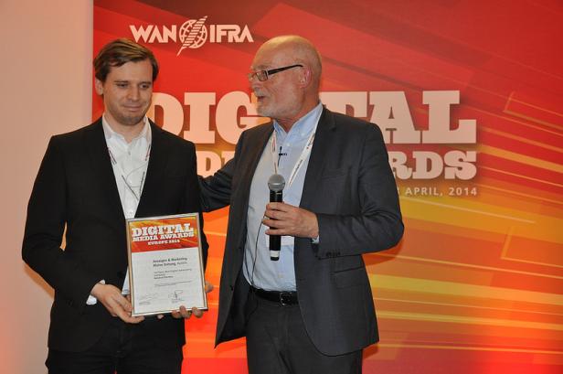 Zwei Männer auf einer Bühne bei der Verleihung der Digital Media Awards Europe 2014.