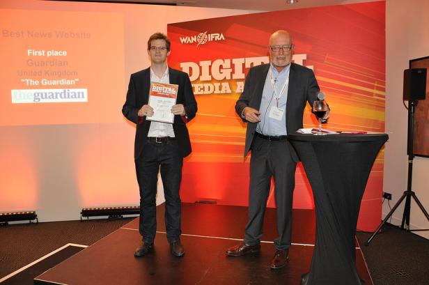 Zwei Männer stehen auf einer Bühne bei der Verleihung der Digital Media Awards.