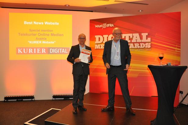 Zwei Männer stehen auf einer Bühne bei der Verleihung der Digital Media Awards für die „Kurier Website“.