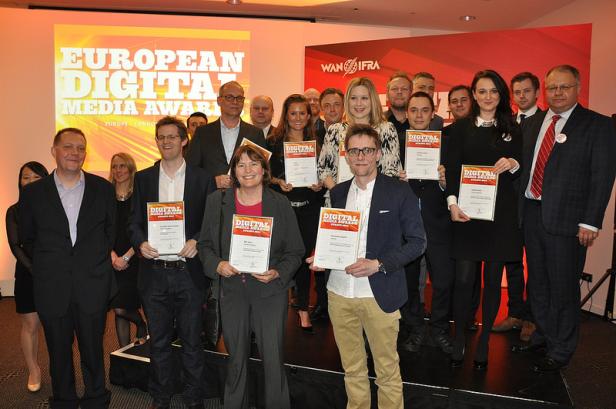 Eine Gruppe von Menschen posiert mit ihren Auszeichnungen bei den European Digital Media Awards.