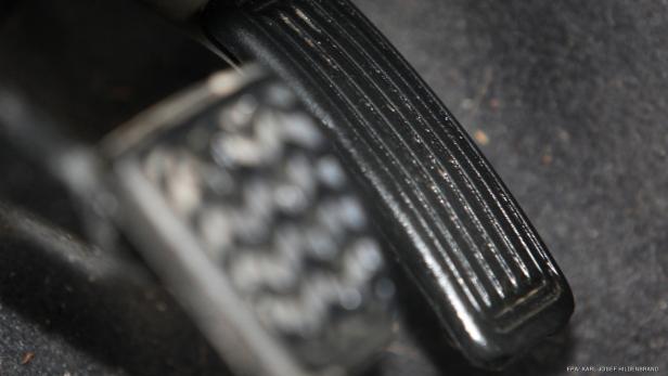 Nahaufnahme eines Gaspedals im Innenraum eines Autos.