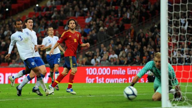Lampard (li.) gelang kurz nach der Pause das Siegestor. Weltmeister Spanien unterliegt England