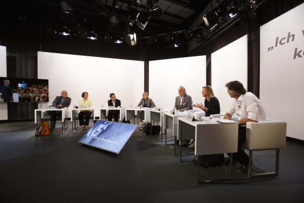 Jury-Diskussion in Klagenfurt Eine Podiumsdiskussion mit mehreren Personen in einem Fernsehstudio.