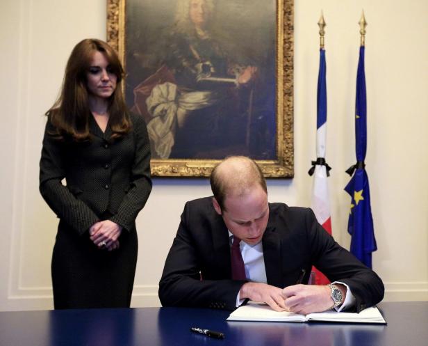 Britain's Prince William, watched by Kate, the Duc Terror in Paris: William und Kate drücken ihr Mitgefühl aus