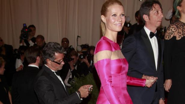 Actress Gwyneth Paltrow arrives at the Metropolita Gwyneth Paltrow in einem pinkfarbenen Kleid auf dem roten Teppich.