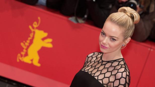 Eine Frau auf dem roten Teppich der Berlinale.
