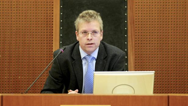 Wollte sich an Opfer-Angehörige wenden: Der rechtsradikale Attentäter Anders Behring Breivik, hier unterwegs zu seiner ersten Anhörung Ende Juli. Breivik: "Bin Ritter des Widerstands"