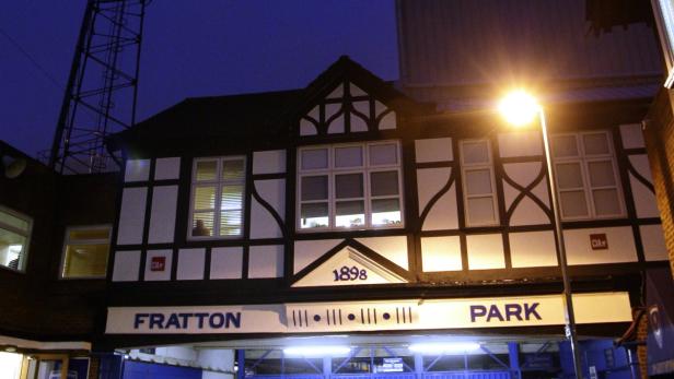Das Gebäude des Fratton Park Stadions in der Abenddämmerung.