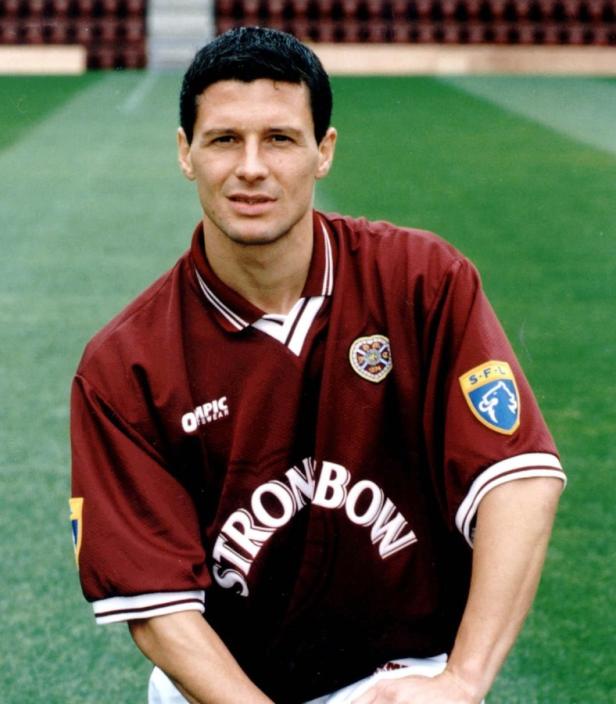 Ein Mann im Trikot von Heart of Midlothian mit dem Sponsor Strongbow.