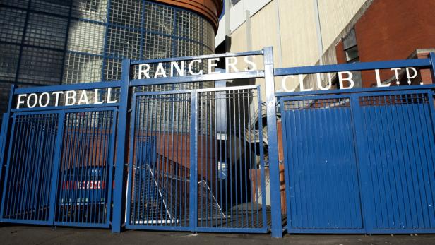 Das blaue Eingangstor zum Rangers Football Club Gelände.