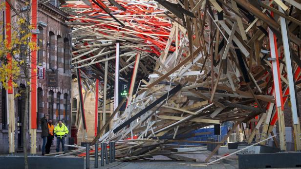 Eingestürztes Kunstwerk in Mons wird abgebaut