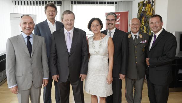 Eine Gruppe von sieben Personen posiert für ein Gruppenfoto.