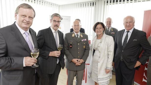 Eine Gruppe von Personen posiert für ein Foto bei einer Veranstaltung.