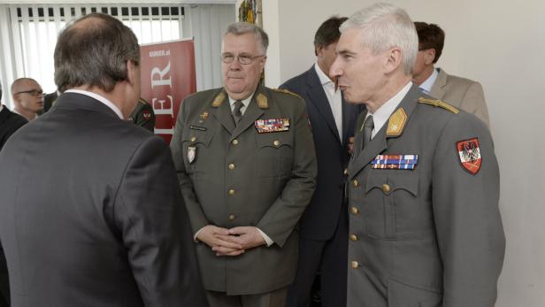 Zwei österreichische Militäroffiziere unterhalten sich in Uniform.