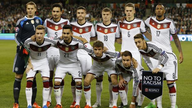 Die deutsche Fußballnationalmannschaft posiert für ein Mannschaftsfoto mit einem „No to Racism“-Banner.